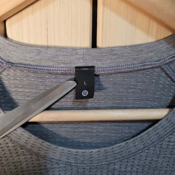 Lululemon Athletica Shirt. Light Gray Short-Sleeve Crew Tee - Picture 5 of 8